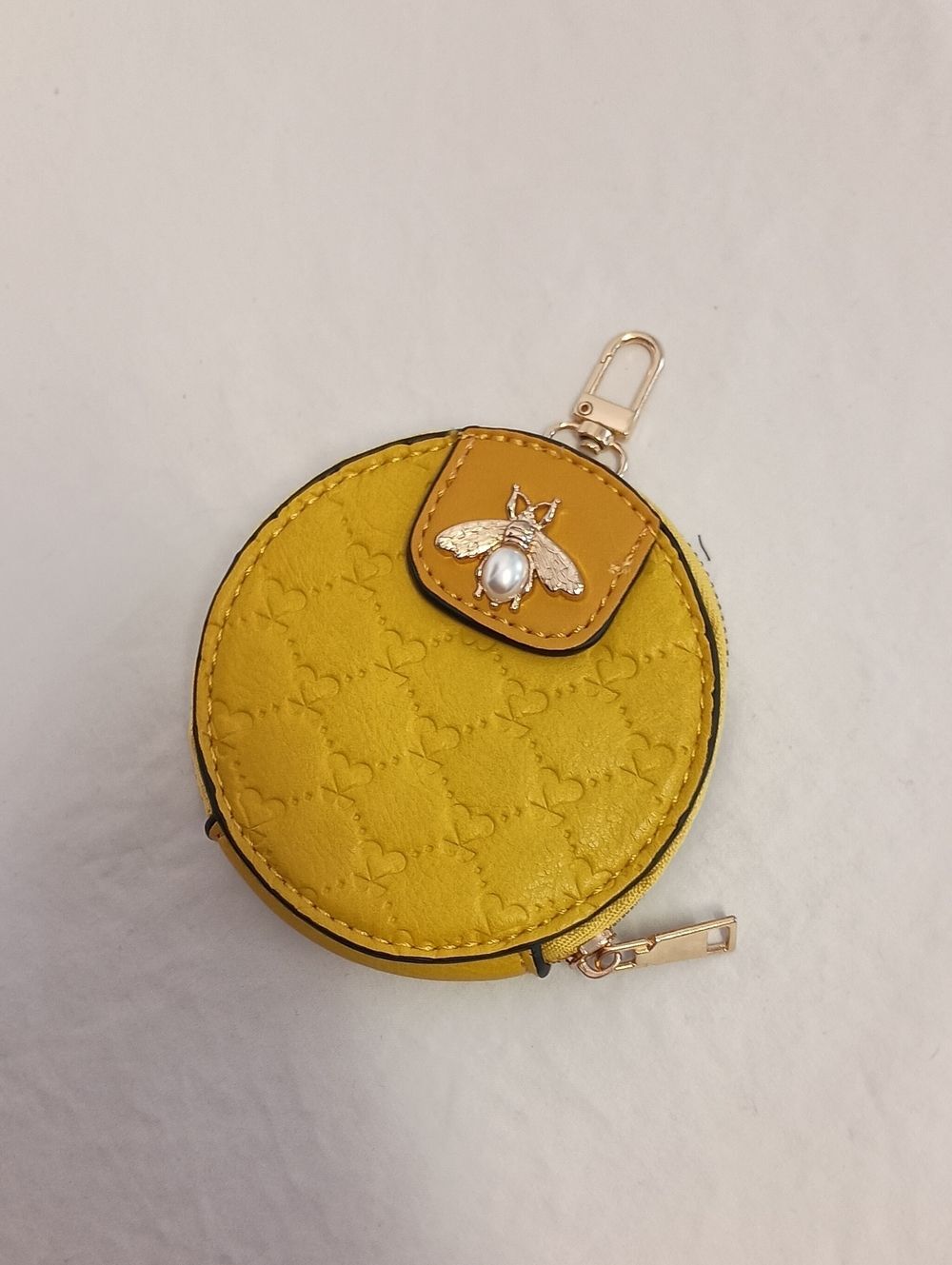 Fashion handbag/purse with a unique mustard yellow embossed heart design - Picture 5 of 8
